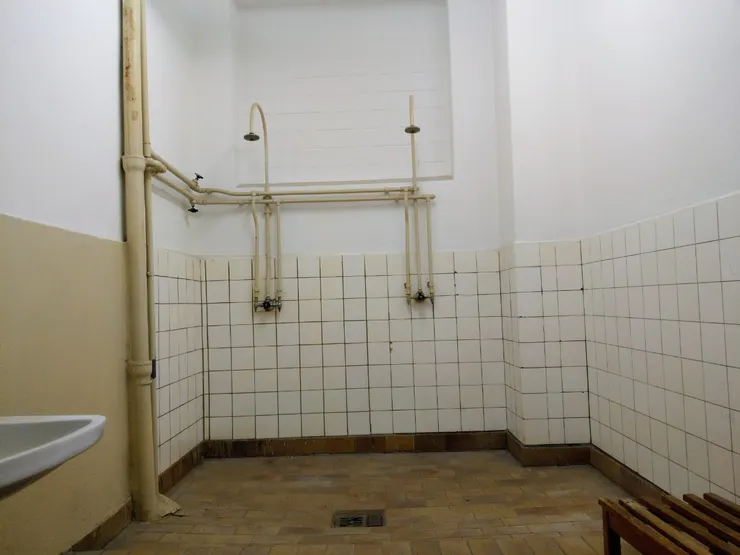 囚犯沒有機會換衣服、梳頭、剪指甲或刮鬍子。他們的個人衛生僅限於每天快速冷水沖洗。審訊幾乎全部在夜間進行;白天,囚犯被禁止躺下。他們在這種條件下平均要待三個月才能等到判決。