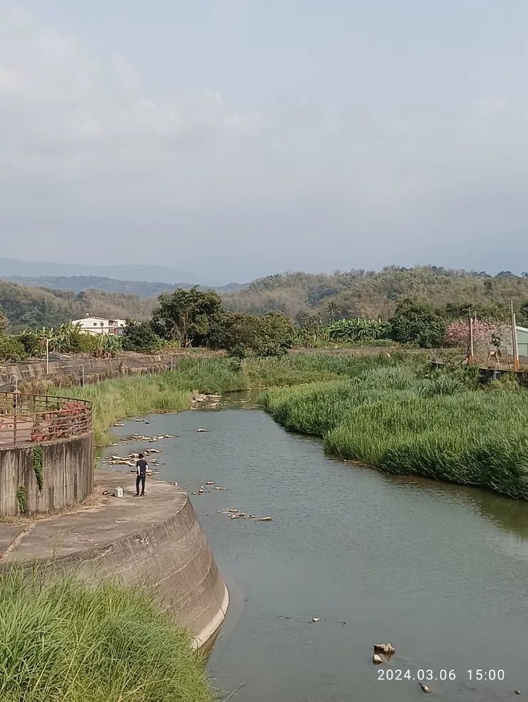東門樓前溪景