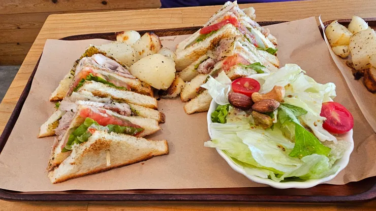 再來咖啡的總匯三明治超好吃!雞肉很像是牛排店的煎腿排!強!