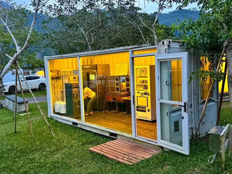 貨櫃屋裡有冰箱,吹風機,飲水機和投幣飲料機。而營本部有販售套餐,冰棒和烤肉食材代訂,複合式經營超讚!