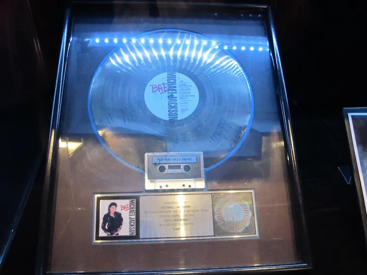 這是頒給MJ的獎項:《Bad》專輯成為白金唱片,銷量達100百萬張。