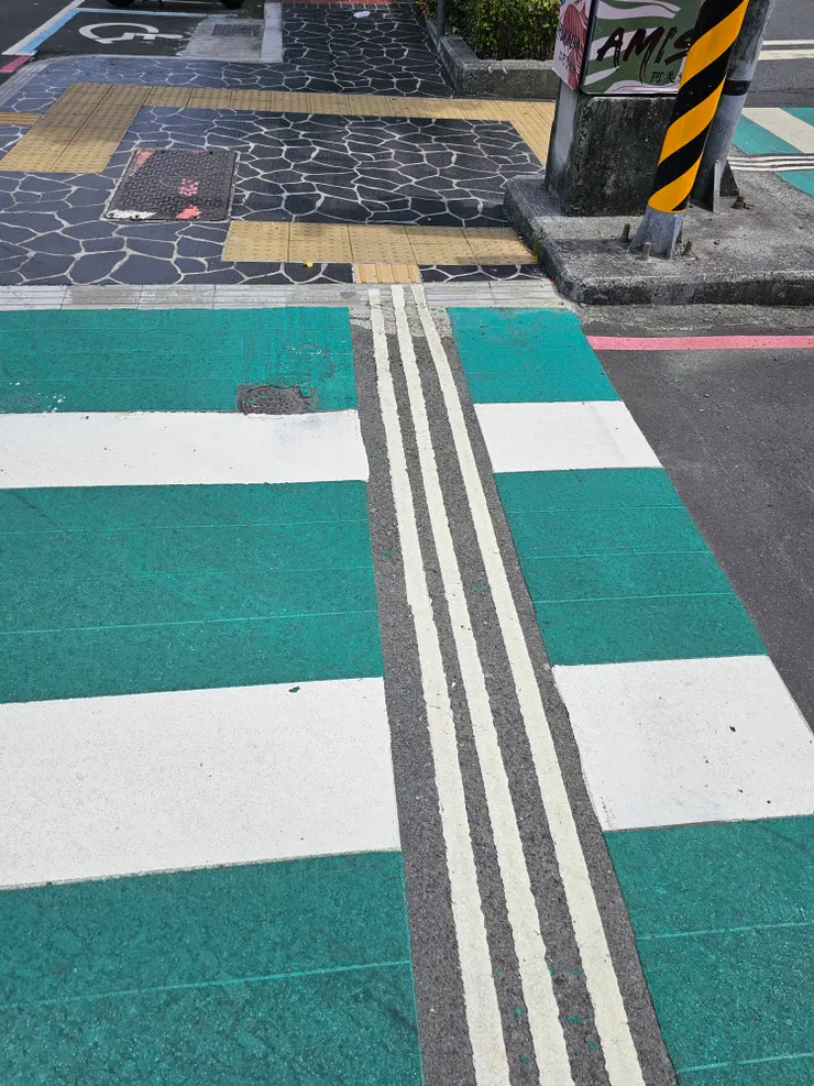 馬路上新設的導盲線