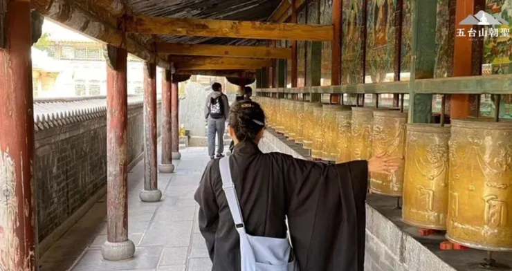 五台山轉經長廊與信徒祈禱-塔院寺。