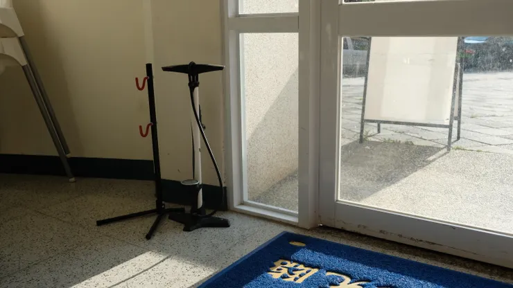 門口有隨時提供顧客及社區居民使用的打氣筒
