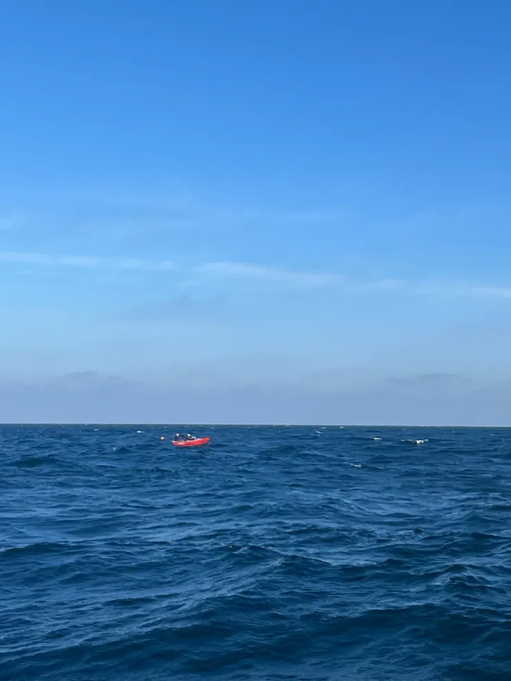 茫茫大海中的一艘小漁船