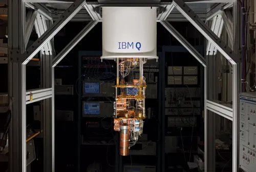 這是 IBM Q 的量子電腦系統核心。運作時，稀釋製冷機能降溫到 -273.135 °C（幾乎接近絕對零度），用來維持超導 qubit 的穩定狀態。這樣的極低溫環境，確保電流在晶片上無阻傳輸，避免量子訊號因熱擾動而退相干。