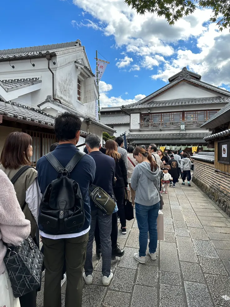 有名的可樂餅~豚捨 的排隊人潮。