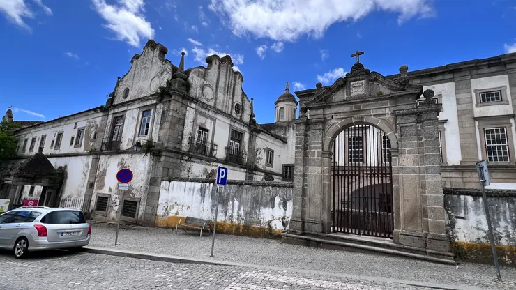 莫爾門噴泉附近的卡爾莫修道院