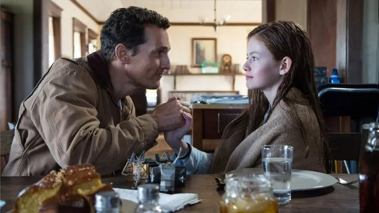 庫柏與成年後的墨菲透過父女間的愛與默契，合力解開引力公式，拯救全人類。