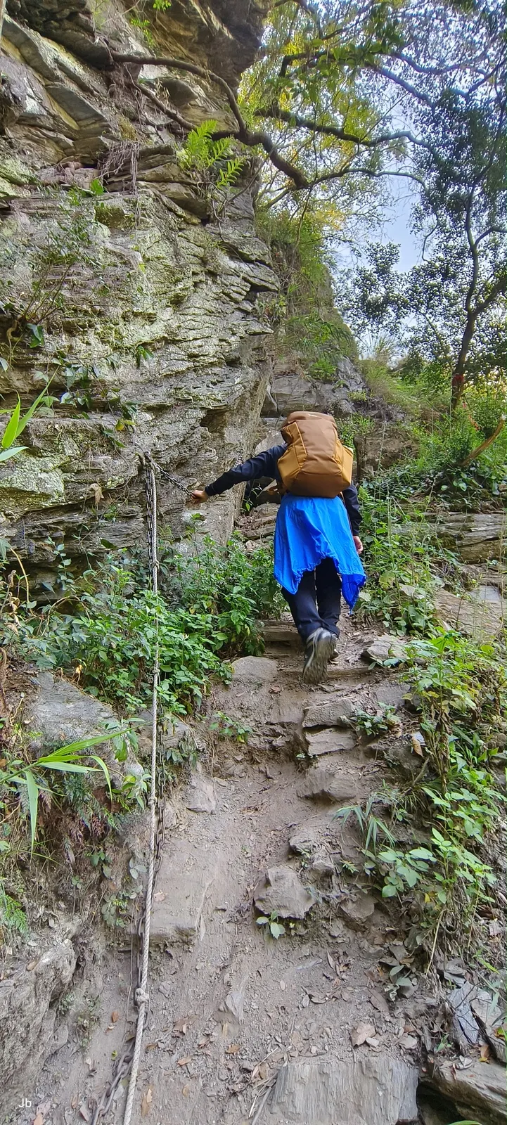 【四十五度角一坡接一坡陡上！綠水文山步道，剛才拍的佳源登高背影。】