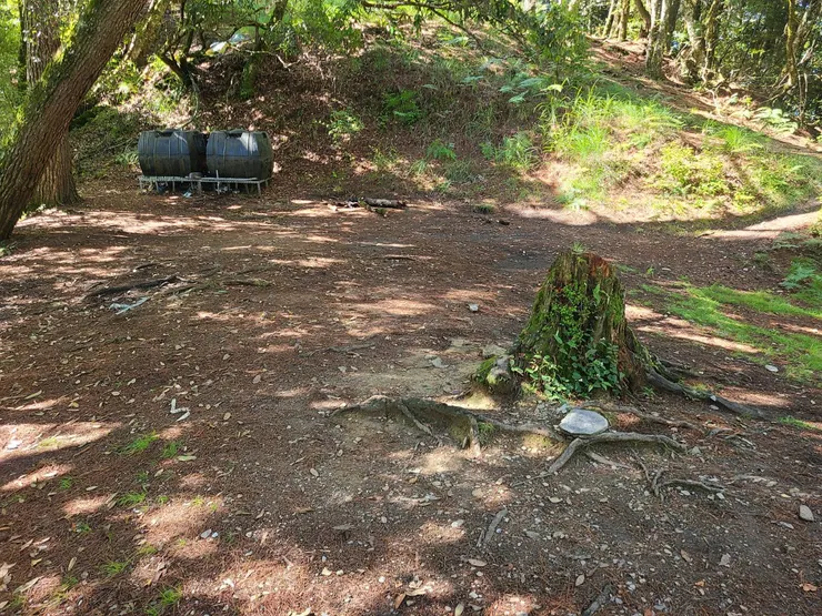 獵寮營地，水儲水桶、網路、又平，不錯營地