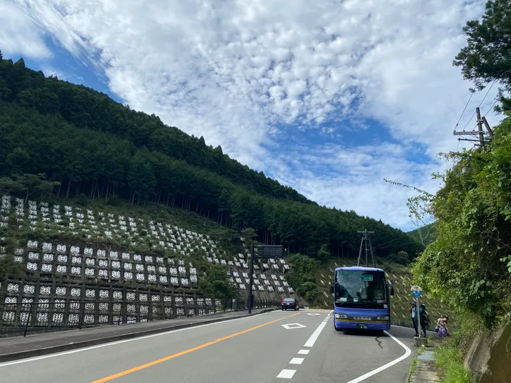 在很多外國人下車的站因為找錢的問題都會停比較久（外國來的大家都不太會認日本錢，也不太會用找零機器，需要司機幫忙好一陣）