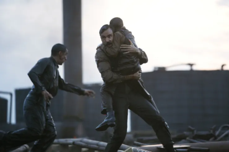 普蘭尤抱著受傷的H.W.