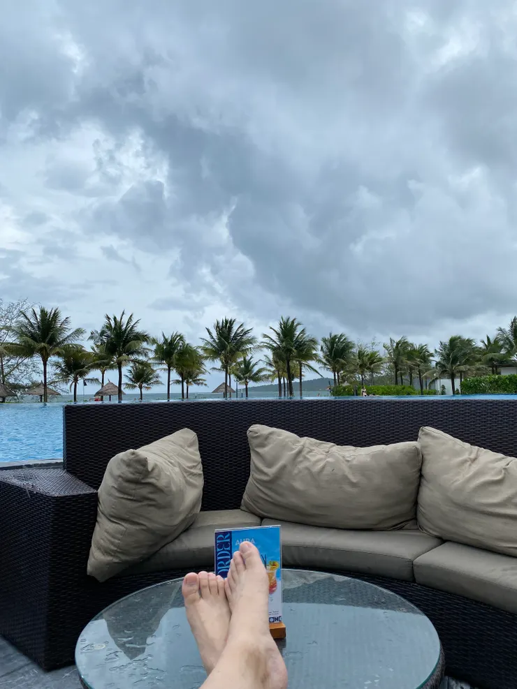 慵懶的躺在泳池內的沙發