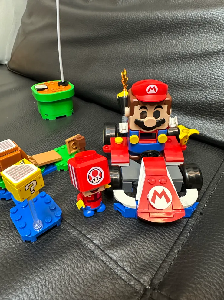 瑪利歐和蘑菇人站在一起,就代表這樣是兩個套組;我沒有順著兒子的話把瑪利歐的弟弟(綠色褲子的)採購回家