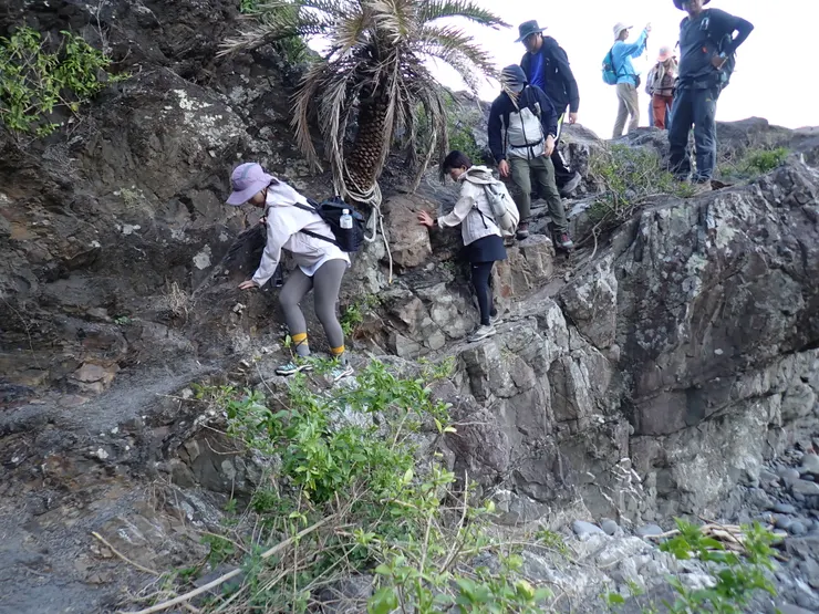 翻越軍艦岩，務必小心