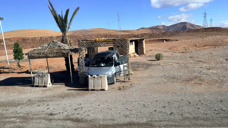 簡易遮陽亭，通常有販售瓶裝水或咖啡。