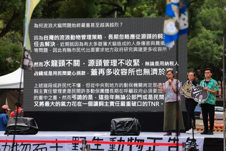 感謝長年以動保挺野保,推動動物福利與野生動物保育,並不斷深化正確的生命教育的 挺挺動物應援團 偉蘋姐! 用整個人生在努力這件事的她,每一張投影片都中肯實在的點出事實,用真正關懷所有動物的大愛,帶領大家思考怎麼做,才能讓所有住在這座島嶼上的動物與人,都走向更好的未來。 必須給他一個超大的掌聲!謝謝!