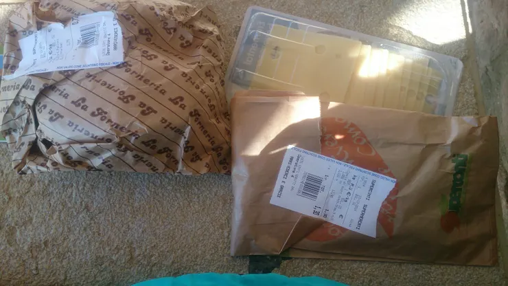 跟山腳下小販買的麵包、起司、火腿，那時候當背包客常常這樣吃，簡單卻美味