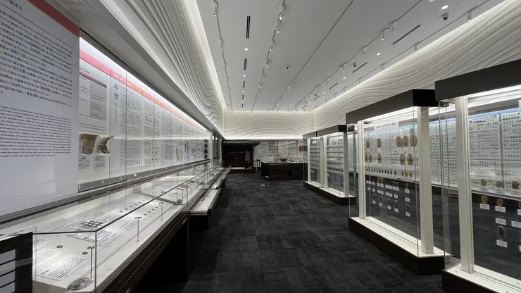 共有15000件貨幣展品，以及1800件浮世繪展品。