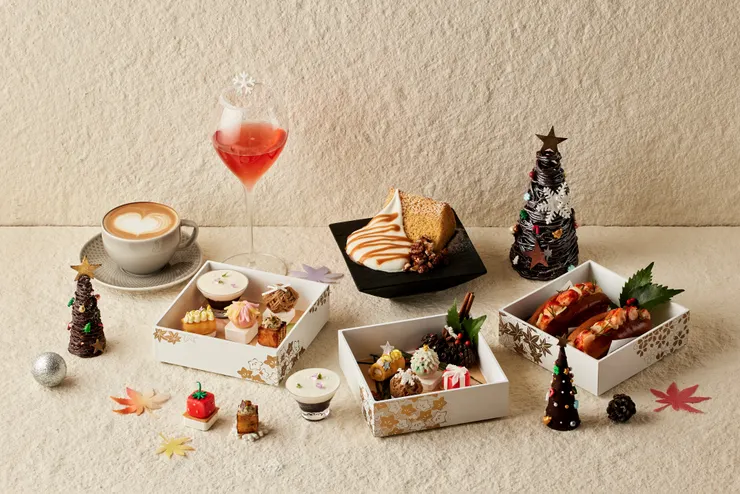 如同藝術品般精巧的聖誕重箱下午茶套餐,搭配招牌 焦糖堅果蜂蜜戚風蛋糕,獻上一段專屬於耶誕的全新篇章。