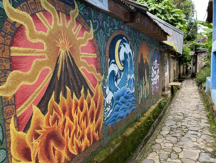 阿蒂特蘭湖的聖馬克斯瑪雅村落有許多饒富禪意的小巷，San Maros La Laguna, Guatemala