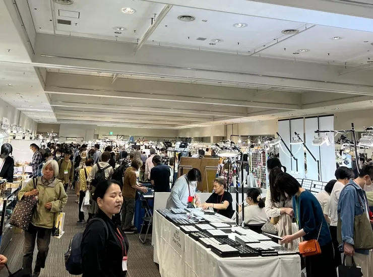 西日本最大的大阪礦物展人潮洶湧，是精緻礦物標本的挖寶天堂