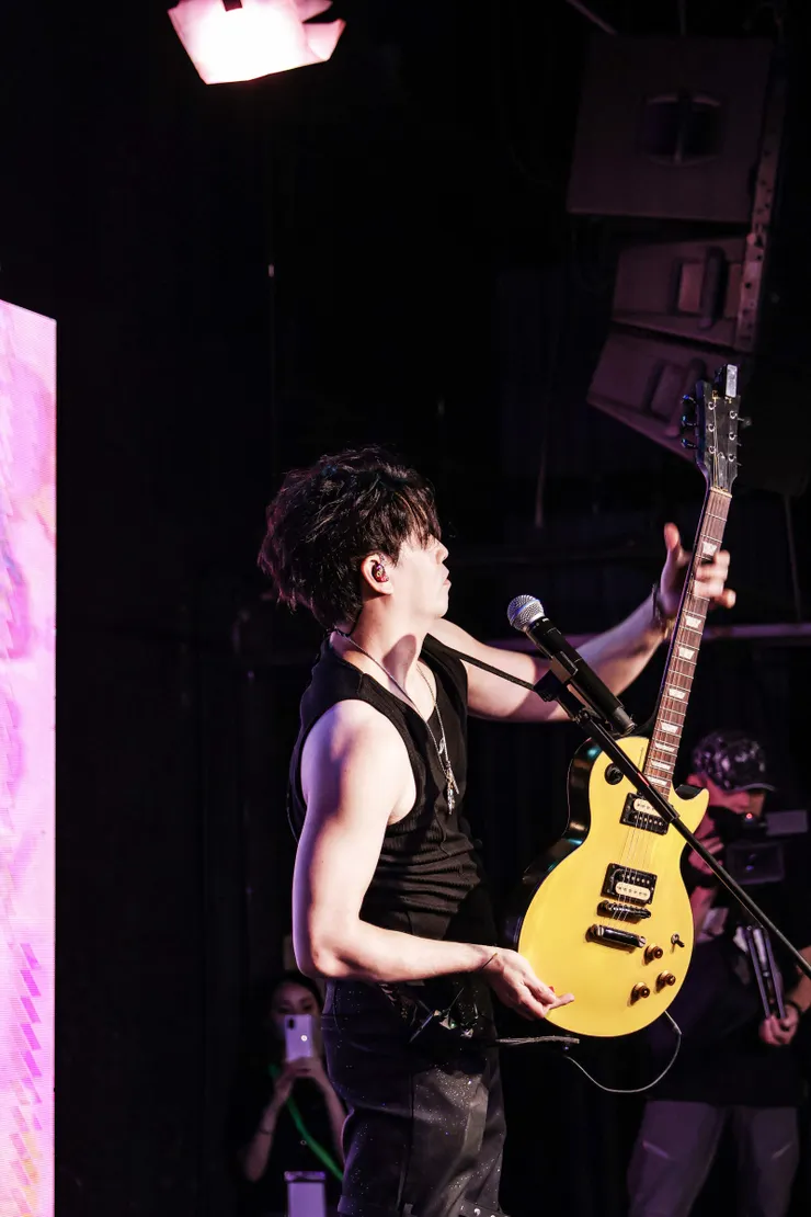 台上 SOLO 大飆吉他掀起滿場尖叫聲