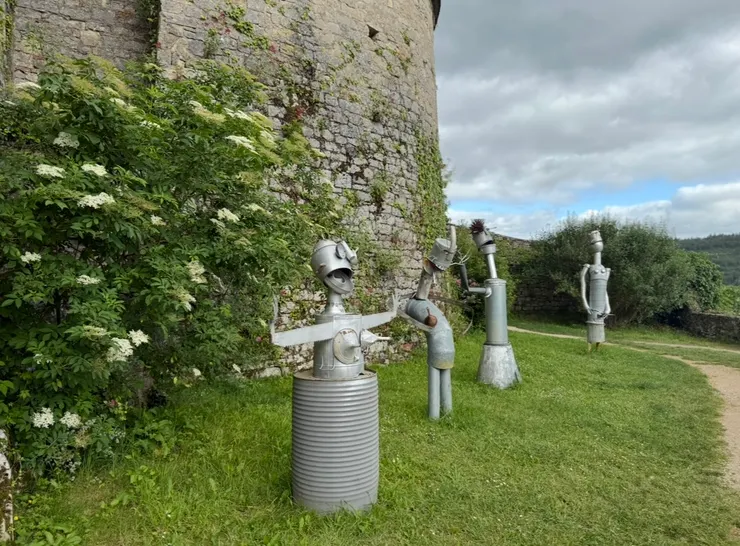 空地上有許多的裝置藝術