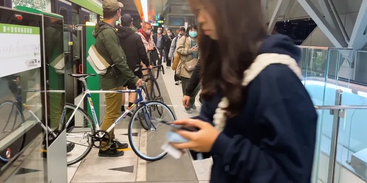 人多時注意通行