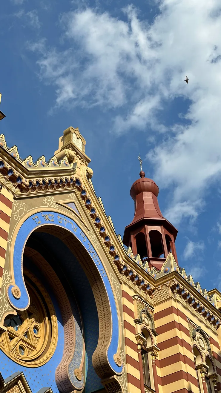 以紅褐色、藍色、黃色和金色為主題的猶太會堂