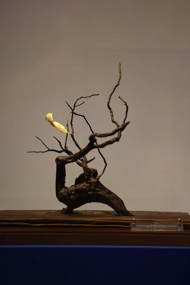 金工大師劉榮釗之精雕作品「秋」。(圖片提供: kim-a:黃金品牌提供)