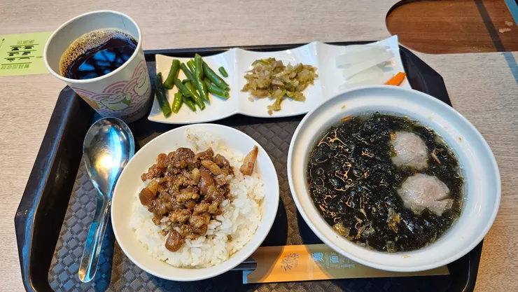 桃機二航的二師兄肉羹專賣店套餐!好吃!魯肉飯是我喜歡的門派!