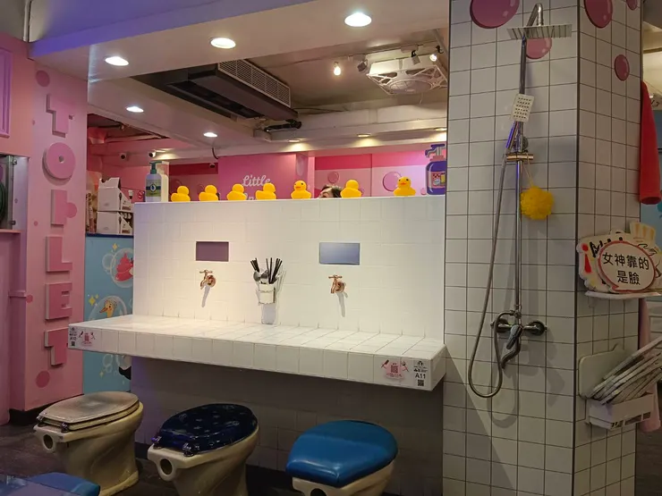 坐在馬桶上來用餐