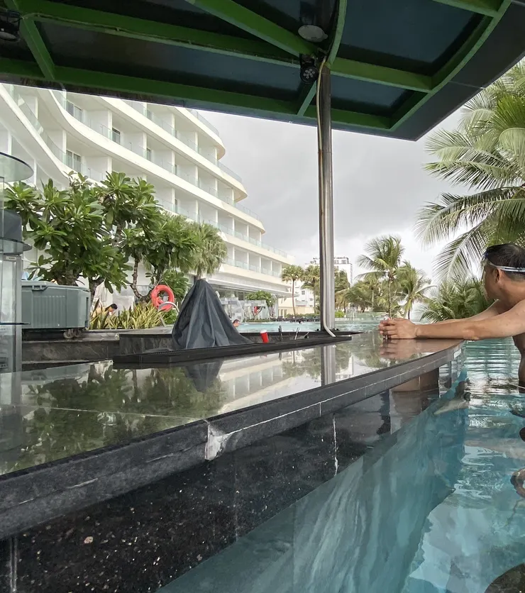 意外發現最邊邊有個泳池小吧台