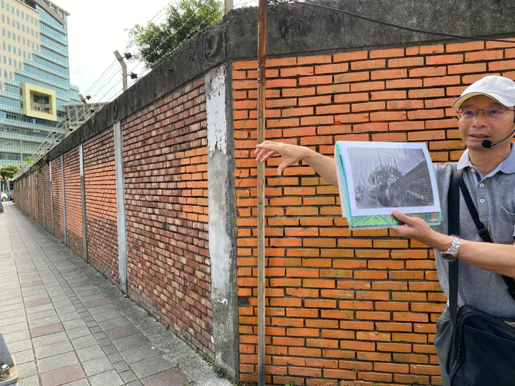 臺北變電所，景隆街側成排的紅磚圍牆，與老照片一模一樣。