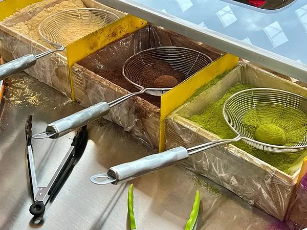 *(淡水美食)七小妞沾醬麻糬~抹茶沾醬、紫薯沾醬、豆乳沾醬~