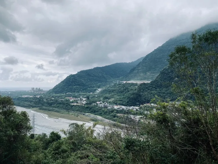 在做手作步道的同時，不時聽到對面山壁傳來轟隆隆的開鑿聲，以及卡車倒車的聲音，應該是開挖水泥吧