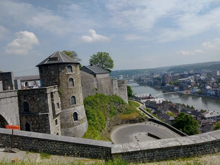 位在山丘上的城堡