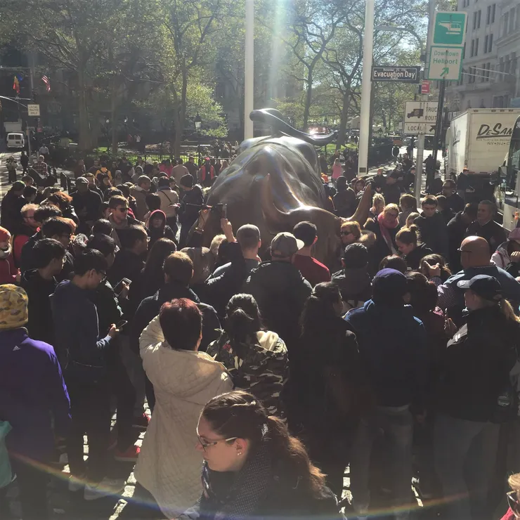 被人群完全包圍的銅牛