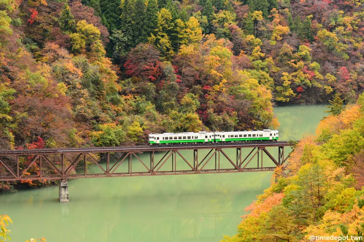 昔日キハ40系柴油客車通過五顏六色的森林包圍的第三只見川橋（攝於2019年）   
