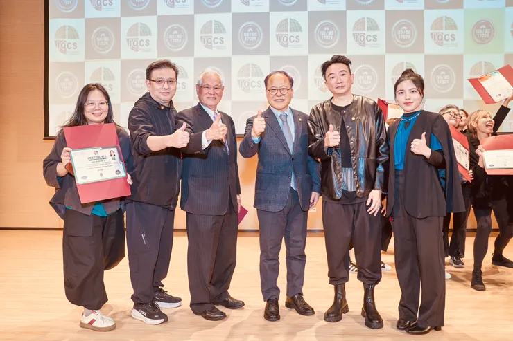 IQCS韓國總部李承厚部長（右三）與亞威AI學院三長（左起教務長、院長、執行長）及兩位雙語老師於大會合影。