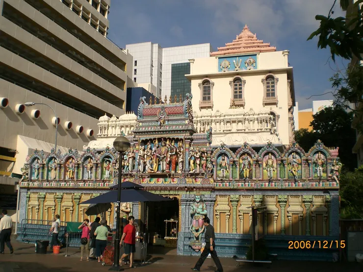 雕滿鮮豔神像的克里斯南興都廟