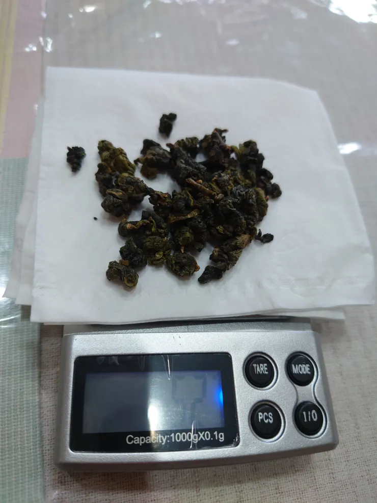 秤重，觀察茶乾