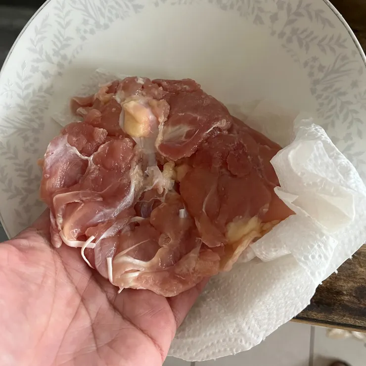 退冰的過程雞肉有出水，所以儘量擦乾，比較容易煎出脆皮