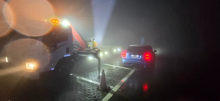 山區陷車吊桿救援