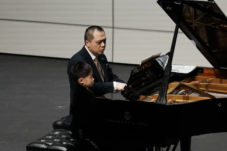 蘇顯亮與林子朗(左)四手聯彈