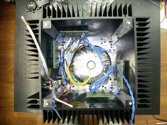 先把機箱組裝起來後，安裝變壓器