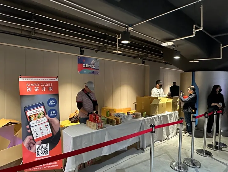 中午初茶弁飯派出專門車隊與服務人員送餐、給餐，午餐問題就交給專業的來解決。圖/初茶弁飯提供