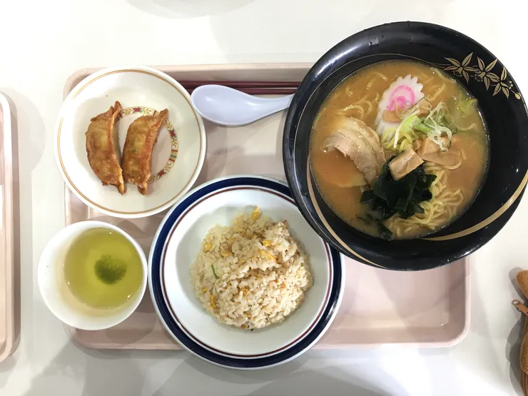 同時有麵食和飯的日本套餐_本子攝